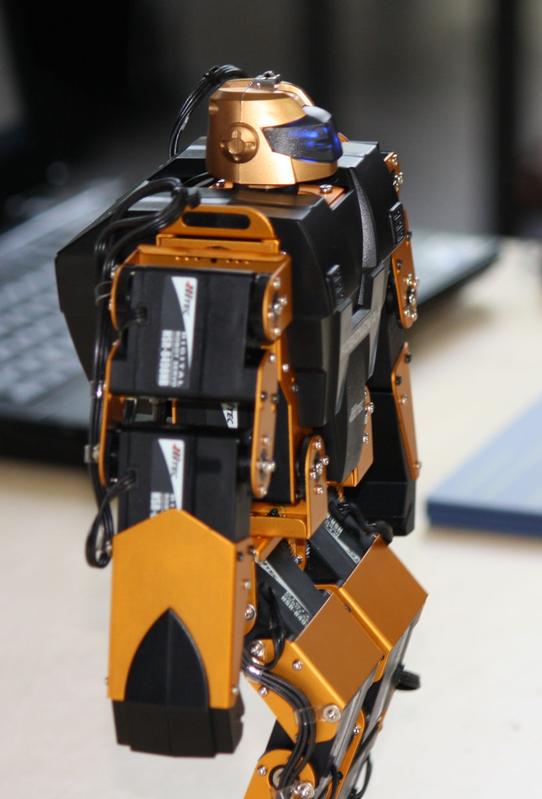 Der Star des Informationsbereichs „Markt der Möglichkeiten“. Dieser Roboter der jungen Uni der Ruhr-Uni Bochum, heizte den Mädchen richtig ein