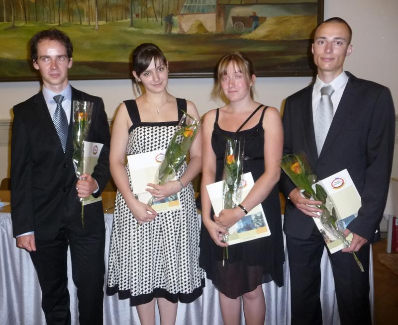Die vier besten Absolventen (Durchsch.-Note: 1,2) von links: Petr Hanzlik (CZ), Magdalena Zalas (PL), Maria Brückner (D), Ondrej Procházka (CZ)