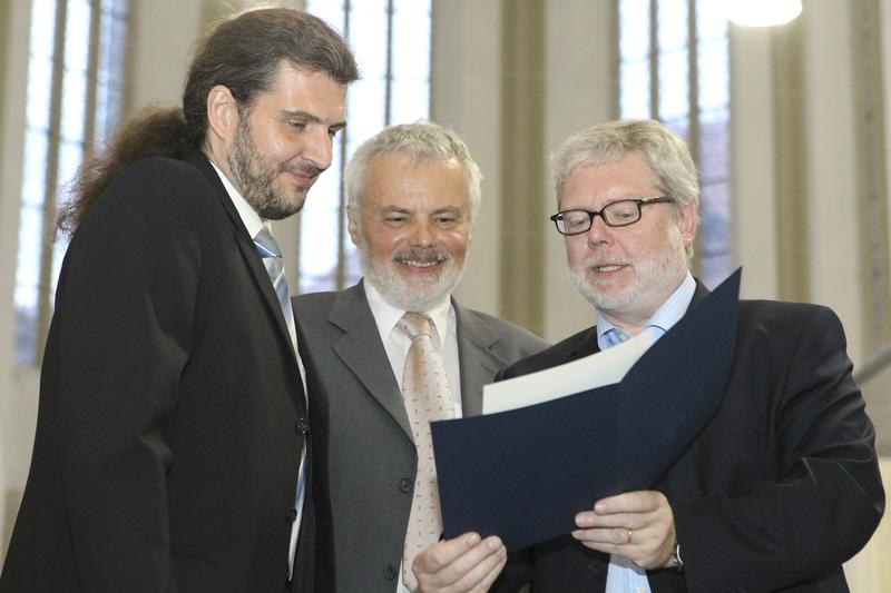 Michael Oberländer (li.) war einer von sieben Wissenschaftlerinnen und Wissenschaftlern, denen Universitätspräsident Godehard Ruppert (re.) den Hans-Löwel-Preis verliehen hat.