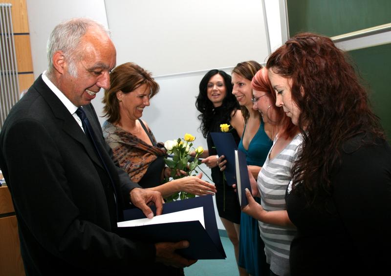 Der Dekan des Fachbereiches Sozialwesen der Hochschule Lausitz, Prof. Dr. Ulrich Paetzold, übereichte den Absolventinnen und Absolventen gemeinsam mit der Vorsitzenden des Prüfungsausschusses, Prof. Dr. Marina Ney, die Diplomzeugnisse.