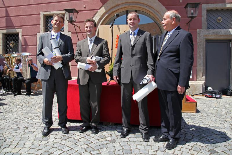 Verleihung des Wissenschaftspreises der Stadt Ulm bei der Schwörfeier: (v.l.) Prof. Christian Schlegel (Hochschule Ulm), Dr. Timo Jacob und Dr. Christian Riedel (beide Uni Ulm) und Oberbürgermeister Ivo Gönner 