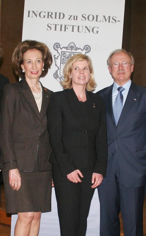 Bei der Preisverleihung in Frankfurt: in der Mitte die Preisträgerin Prof. Nicole Rotter,  li. Dr. Ingrid Gräfin zu Solms-Wildenfels