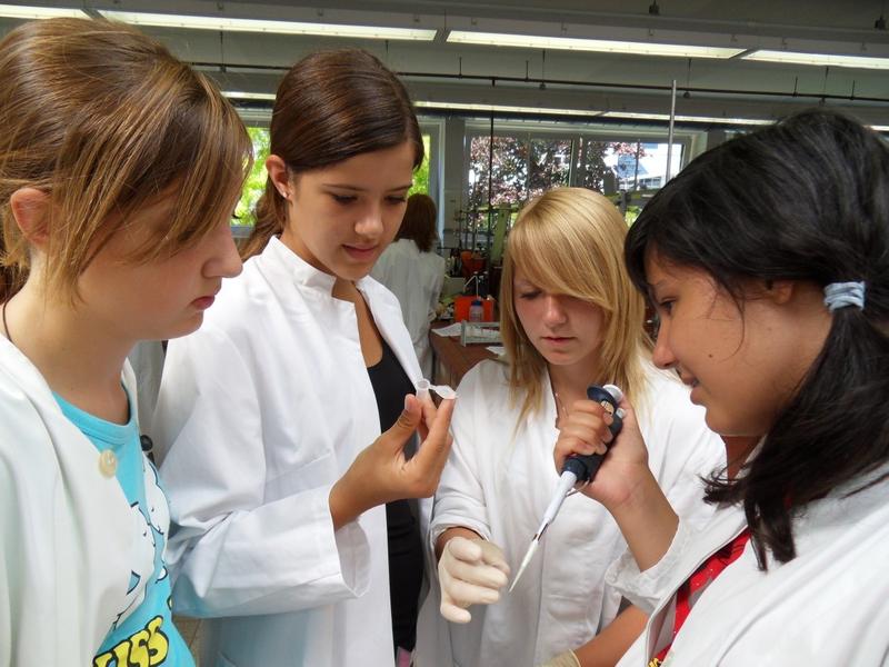 Beim UniCamp erhalten Schülerinnen einen spannenden Einblick in die Welt der Naturwissenschaften und Technik - beispielsweise beim Praktikum in der Molekularmedizin. 