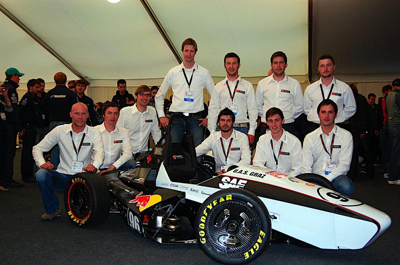 Die Mitglieder des Racing Teams der FH JOANNEUM mit ihrem Boliden in Silverstone.  