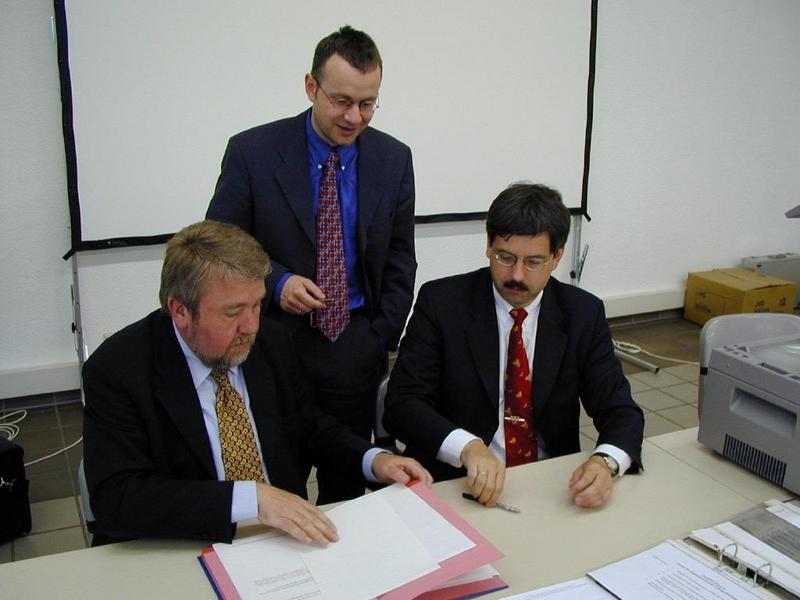 Bei der Unterzeichnung des Kooperationsvertrags: Prof. Dr. Klaus Tölle (links), TransMIT-Geschäftsführer Dr. Christian Schulze (Mitte) und Prof. Dr. Ulrich Vossebein