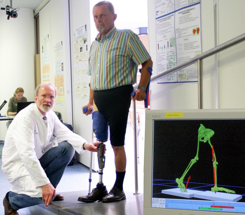Dr. Stefan Schüling bei einer Patientenuntersuchung im biomechanischen Ganglabor.