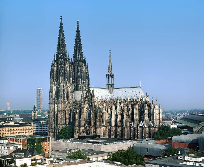 Der Kölner Dom (Außenansicht von Süden): Umwelteinflüsse machen dem Weltkulturerbe zu schaffen. Die DBU fördert daher ein neues Forschungsprojekt, um den Gründen für die Verwitterung auf den Grund zu gehen.