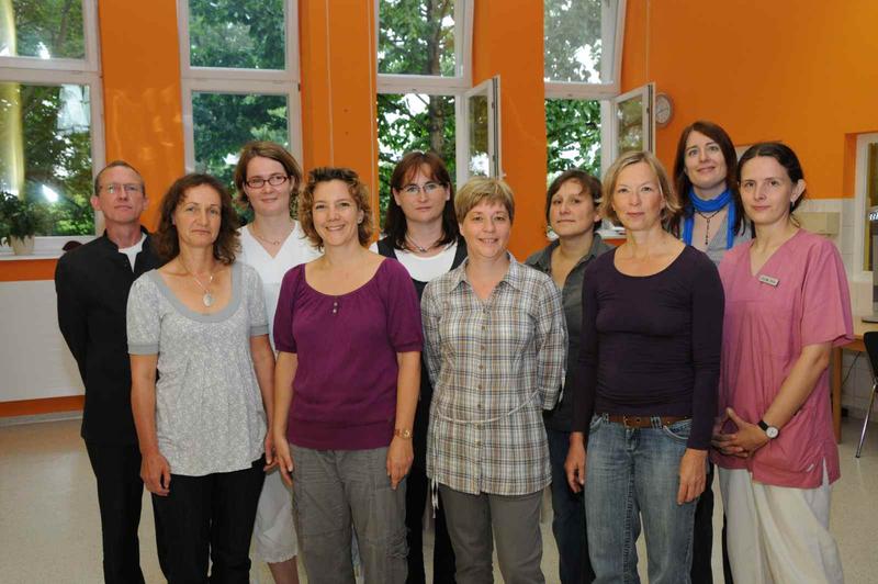 Das Team um Oberärztin Dr. Stefani Adler (4.v.li.) will Menschen mit chronischen Schmerzen wieder Lebensmut vermitteln. Dafür werden in Greifswald auch neue Wege beschritten.