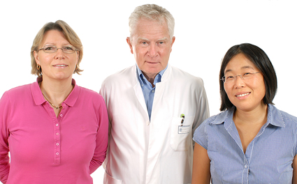 Die Klinische Forschergruppe 249 wird von PD Dr. Min Ae Lee-Kirsch (rechts) geleitet. Die Sprecher sind Prof. Dr. Manfred Gahr (Mitte) und Prof. Dr. Angela Rösen-Wolff (links).