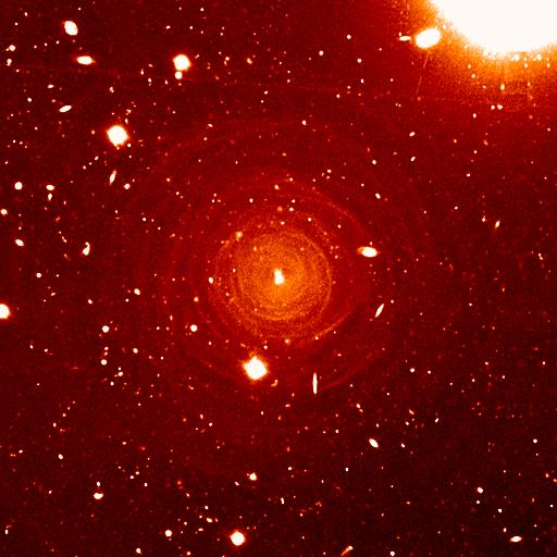 Aufnahme des Kohlenstoffsterns CW Leonis mit seiner schalenförmig aufgebauten Staubhülle. Diese besteht vor allem aus Ruß, der in großen Mengen von dem Stern produziert wird. Im inneren Bereich der Hülle wurde nun von Herschel heißer Wasserdampf entdeckt. Aufgenommen mit dem Very Large Telescope der Europäischen Südsternwarte in Chile. Norden ist oben und Osten ist links.