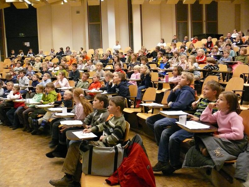 Kinder im Hörsaal der Fakultät Life Sciences