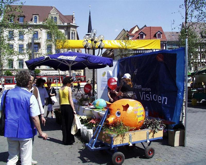 Der Verkaufsstand für die "Aktion Mensch" an zentraler Stelle auf dem Erfurter Domplatz.