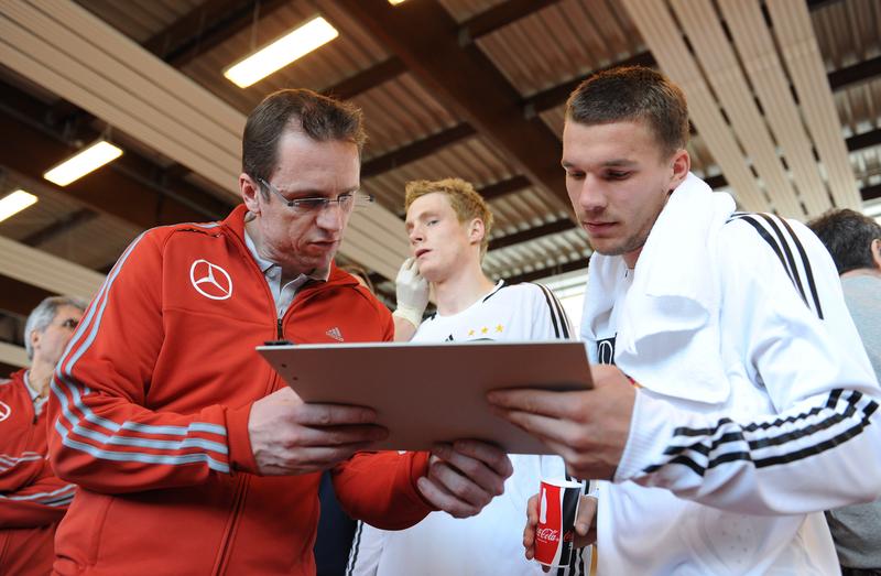 Professor Tim Meyer hat als Arzt die Fußballnationalmannschaft zur Weltmeisterschaft nach Südafrika begleitet. Hier im Bild mit Lukas Podolski (vorne rechts) und Marcel Jansen (im Hintergrund in der Mitte).