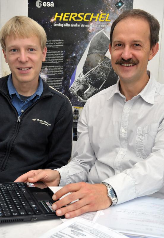 Prof. Dr. Alexander Krivov (r.) und Dr. Torsten Löhne von der Uni Jena haben mit "Herschels" Hilfe eine gigantische Trümmerscheibe entdeckt, die den Stern "q1 Eridani" umkreist.