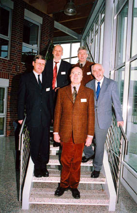 Das Wald-Zentrum, Westfälische Wilhelms-Universität Münster, wurde am 18. November 2004 von (v. l.) Dietrich Graf von Nesselrode, Vorsitzender des Waldbauernverbandes NRW; Prof. Dr. Andreas Schulte, Leiter des Wald-Zentrums; Alhard Freiherr von dem Bussche-Kessell, Vorsitzender des Grundbesitzerverbandes NRW; Thomas Neiss, Ministerium für Umwelt und Naturschutz, Landwirtschaft und Verbraucherschutz NRW; sowie Prof. Dr. Jürgen Schmidt, Rektor der Westfälischen Wilhelms-Universität Münster, feierlich eröffnet.