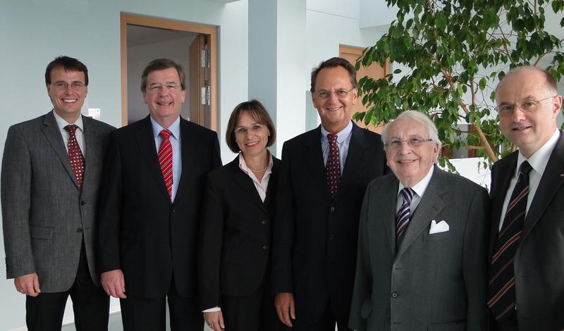 Bekanntgabe des Neubauvorhabens an der Hochschule Offenburg (v.l.n.r.: Volker Schebesta MdL, Finanzminister Willi Stächele MdL, OB Edith Schreiner, Vorsitzender des Hochschulrats Dr. Wolfgang Bruder, Unternehmer Dr. h.c. Georg Dietrich und Rektor Professor Dr. Winfried Lieber)