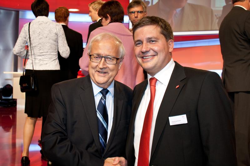 MBA-Absolvent der Handelshochschule Leipzig (HHL) Daniel Gollmann (32) gemeinsam mit Bundeswirtschaftsminister Rainer Brüderle (FDP) auf der Veranstaltung zum Deutschen Gründerpreis am 24. September 2010 in Berlin / Quelle: Gollmann Kommissioniersysteme