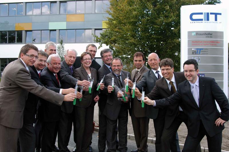 CIIT-Eröffnung mit (v. l.): Frank Marek (Geschäftsführer ISI-Automation), Prof. Dr. Volker Lohweg (Geschäftsführer OWITA), Prof. Dr. Jürgen Beyerer (Leiter Fraunhofer IOSB), Architekt Werner Brandstetter, Klaus Eisert (Geschäftsführender Gesellschafter Phoenix Contact), Regierungspräsidentin Marianne Thomann-Stahl, Dr. Eberhard Niggemann (Leiter Weidmüller Akademie), Landrat Friedel Heuwinkel (Kreis Lippe), Präsident Prof. Tilmann Fischer (Hochschule OWL), Prof. Dr. Jürgen Jasperneite (Geschäftsführer Institut inIT und Fraunhofer IOSB-INA), Dr. Joachim Belz (Vorstandssprecher Weidmüller Gruppe), Volker Bibelhausen (Geschäftsführer KW-Software) und Architekt Florian Brandstetter.