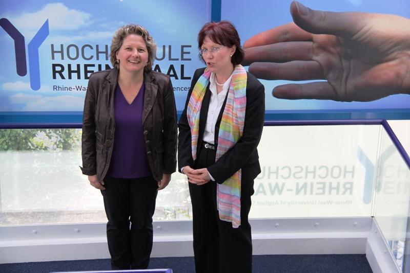 Ministerin Svenja Schulze und die Hochschul-Präsidentin Prof. Dr. Marie-Louise Klotz
