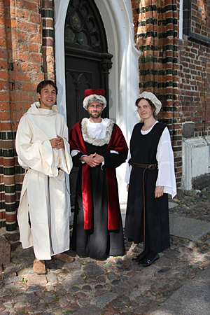 v.l.n.r.: Student Nikolaus (Fabian Gohl), Heinrich Rubenow (Tobias Arens) und Baderin Gertrud (Rita Sauer)