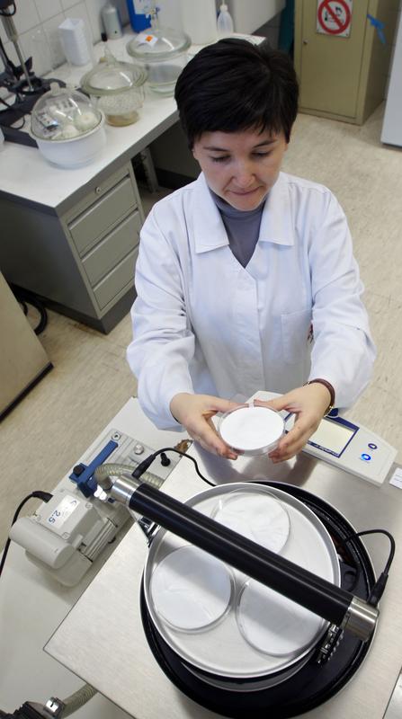In einem materialwissenschaftlichen Labor der Friedrich-Schiller-Universität Jena arbeitet die usbekische Wissenschaftlerin Dr. Barno Sultanova mit Materialproben, die das Knorpelwachstum wieder aktivieren sollen.
