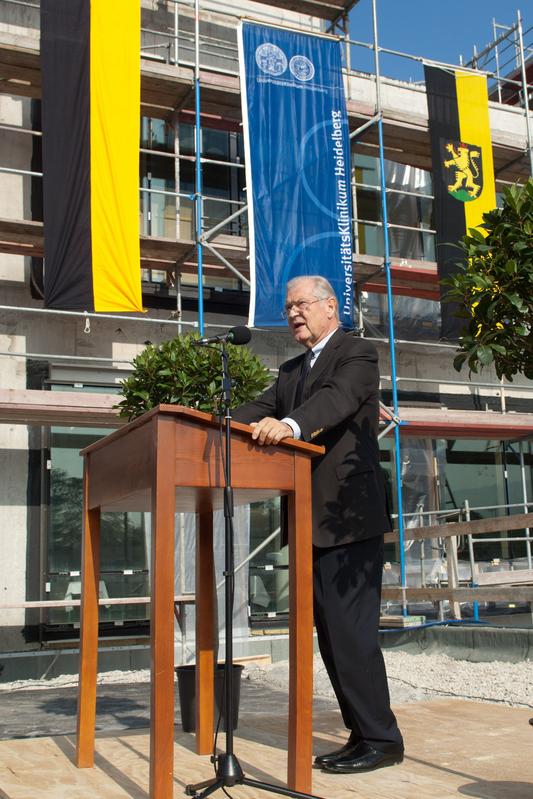 Der Leitende Ärztliche Direktor Professor Dr. J. Rüdiger Siewert freut sich darüber, dass sich der Heidelberger Klinikring der Vollendung nähert.