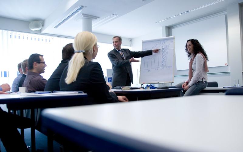 Alexander von Reden (Mitte): "Die Zusatzausbildung MBA in General Management bietet dem unternehmensberatend tätigen Juristen den Vorteil, in kompakter Form einen Gesamtüberblick über alle für die Leitung eines Unternehmens relevanten Bereiche aus der Sicht der Unternehmensführung zu erhalten." / Fotoquelle: HHL
