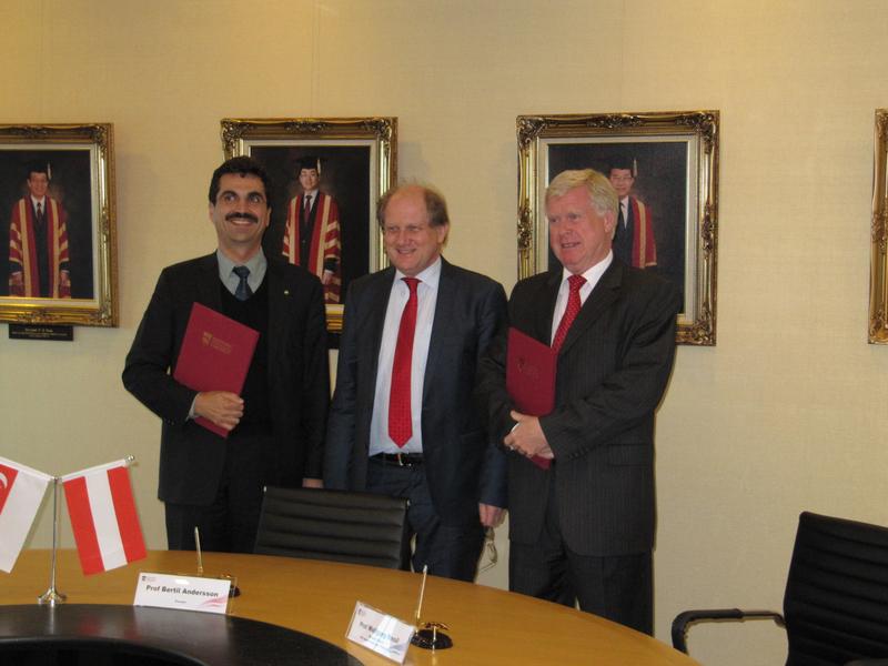 Unterzeichnung des Memorandum of Understanding in Singapur (v.l.n.r.): Univ.Prof. DI Dr.techn. Martin Gerzabek (Rektor BOKU Wien), Prof. Bertil Anderson (Provost Nanyang Technological University, Singapur), Prof. Wolfgang Knoll (Managing Director AIT)