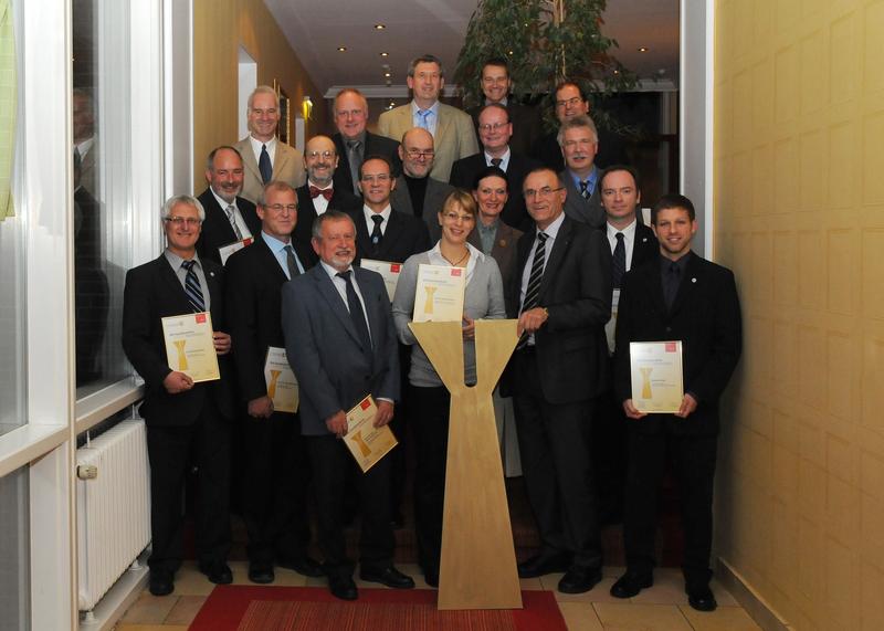 v.l.n.r.: 1. Reihe: Dr. Ralf Brinkmann, Prof. Dr. Olaf Jacobs, Prof. Dr. Reiner Nawrath, PD Nicole Kemper, Prof. Dr. Hans-Jürgen Block, Markus Finke, 2. Reihe: Prof. Dr. Ronald Eisele, Prof. Dr. Peter Krope, Prof. Dr.-Ing. Reinhard Koch, Staatssekretärin Dr. Cordelia Andreßen, Prof. Dr. Thorsten Buzug, 3. Reihe: Prof. Dr. Manfred Schimmler, Prof. Dr. Andreas Dahmke, Prof. Dr. Georg Conradi, Prof. Dr. Bernd Clement, Prof. Dr. Roland Trill, 4. Reihe: Prof. Dr. Rainer Horn, ISH-Projektleiter Dr. Steffen Lüsse, Prof. Dr. Stephan Klein. Es fehlen Prof. Dr. Mohammed Es-Souni, Prof. Dr. Yves Reckleben und Prof. Dr. Stefan Fischer