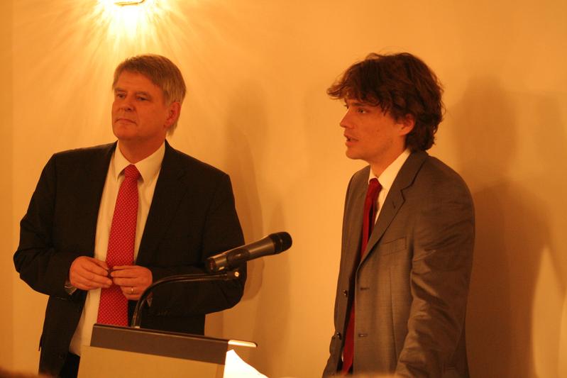 v.l.n.r.: Andreas Gestrich (Direktor des GHIL) und Preisträger Tobias Wolffhardt 