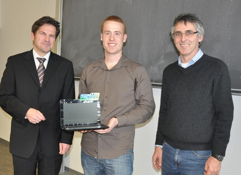 Stephan Porr (M.) strahlt um die Wette. Der Geologie-Student gewann ein Netbook. Mit dabei Marcus Gerbershagen (li.) und FH-Hochschullehrer Lothar Steiger