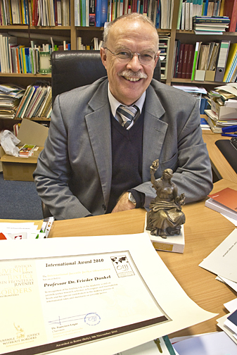 Prof. Dr. Frieder Dünkel mit dem Preis