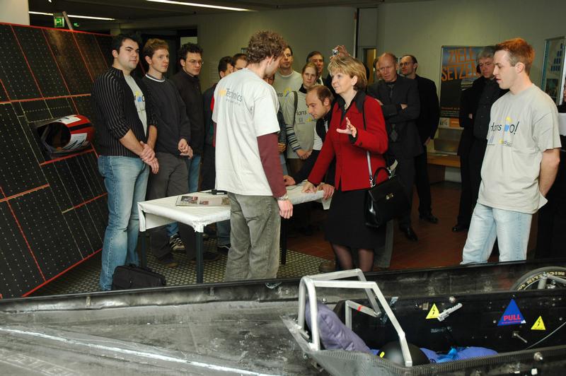 Wissenschaftsministerin Kraft im Gespräch mit dem studentischen SolarCar-Team, das 2003 bei der World Solar Chellenge in Australien den fünften Platz belegt hatte.