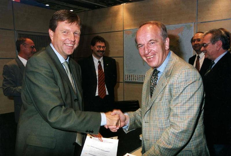 Gerd Finkbeiner (links) erhält die Urkunde von HDM-Rektor Prof. Dr. Uwe Schlegel