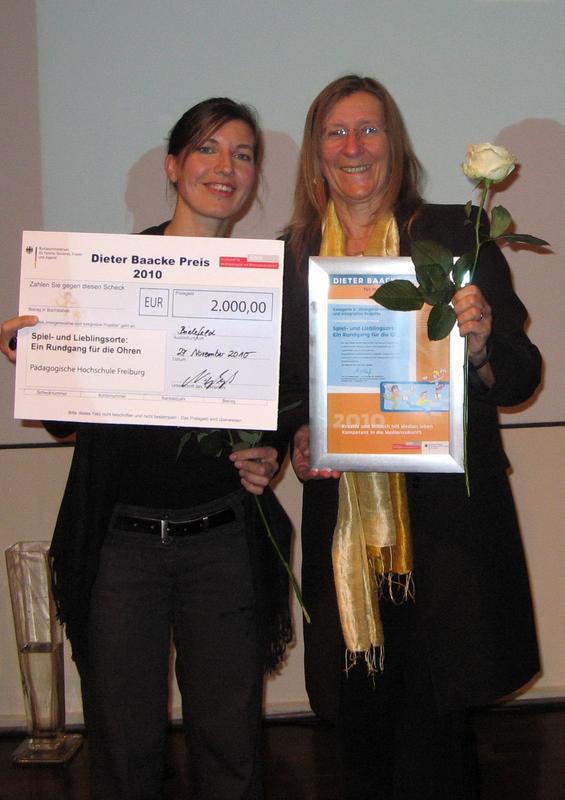 Anja Bechstein (links) und Dr. Traudel Günnel freuen sich über den Dieter Baacke Preis 2010 für das Projekt „Spiel- und Lieblingsorte: Ein Rundgang für die Ohren“.   