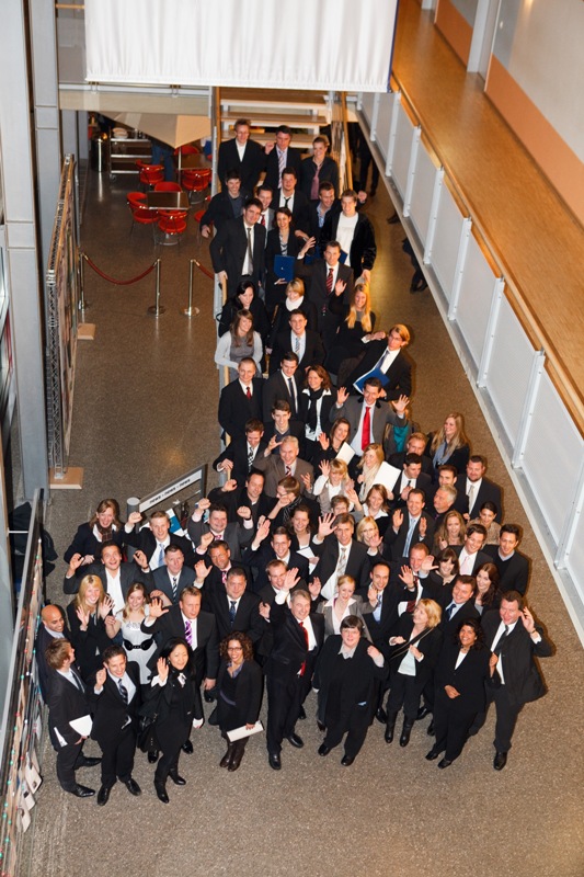 Die Absolventinnen und Absolventen der Studiengänge Bachelor of Arts Real Estate sowie Master of Arts Real Estate Management. In der vordersten Reihe außerdem: Prof. Dr. Volker Eichener, Dr. Lieselotte Steveling (Leiterin Studierendensekretariat)