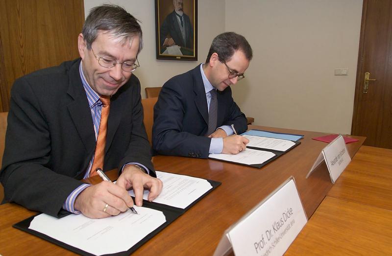 Freude bei der Vertragsunterzeichnung zeigen Uni-Rektor Prof. Dr. Klaus Dicke (l.) und Jenoptik-Vorstandsvorsitzender Alexander von Witzleben.