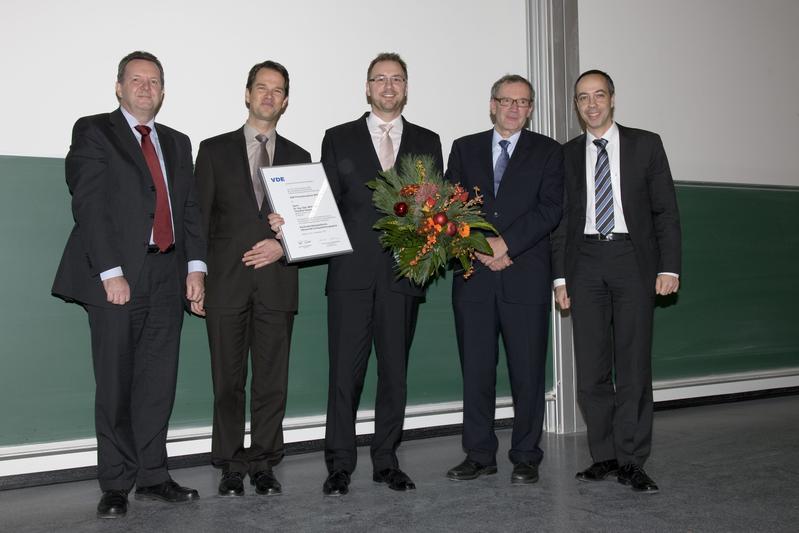 VDE-Preisverleihung (v.l.): Gregor Nachtwey (VDE), Ralf Berker (VDE), Dr.-Ing. Christian Hansen, Prof. Dr.-Ing. Helmut Ermert, Prof. Dr.-Ing. Georg Schmitz (RUB)