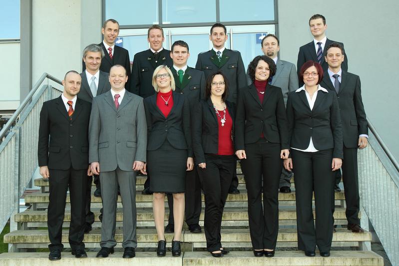 Die ersten AbsolventInnen des berufsbegleitenden Studiengangs "Industriewirtschaft / Industrial Management" der FH JOANNEUM Kapfenberg mit Studiengangsleiter Martin Tschandl (links hinten).