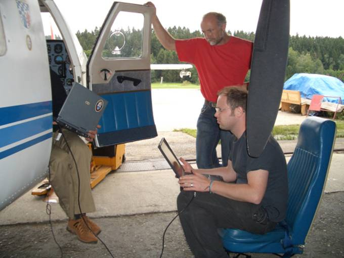 Rosenheimer Projektmitarbeiter beim Software-Test vor dem Hagelfliegereinsatz.