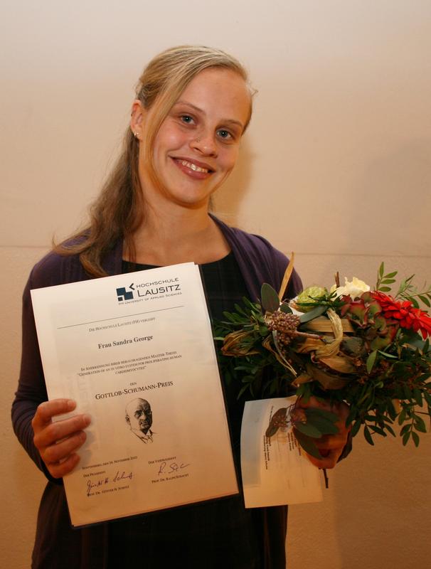 Die Master-Absolventin des Studiengangs Biotechnologie der Hochschule Lausitz, Sandra George, wurde mit dem Gottlob-Schumann-Preis 2010 in der Kategorie "Natur und Ingenieurwissenschaften" ausgezeichnet.