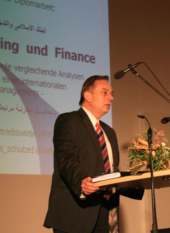 Prof. Dr. Jürgen Gabriel bei der Vorstellung der in der Kategorie "Betriebswirtschaftslehre, Architektur, Musikpädagogik und Sozialwissenschaften" preisgekrönten Diplomarbeit von Anja Carola Schulze aus dem Studiengang Betriebswirtschaftslehre.