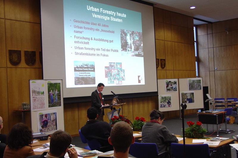 Dr. Cecil Konijnendijk von der Firma woodSCAPE in Dragoer, Dänemark hielt einen spannenden Vortrag zum neuen Konzept "Urban Forestry".