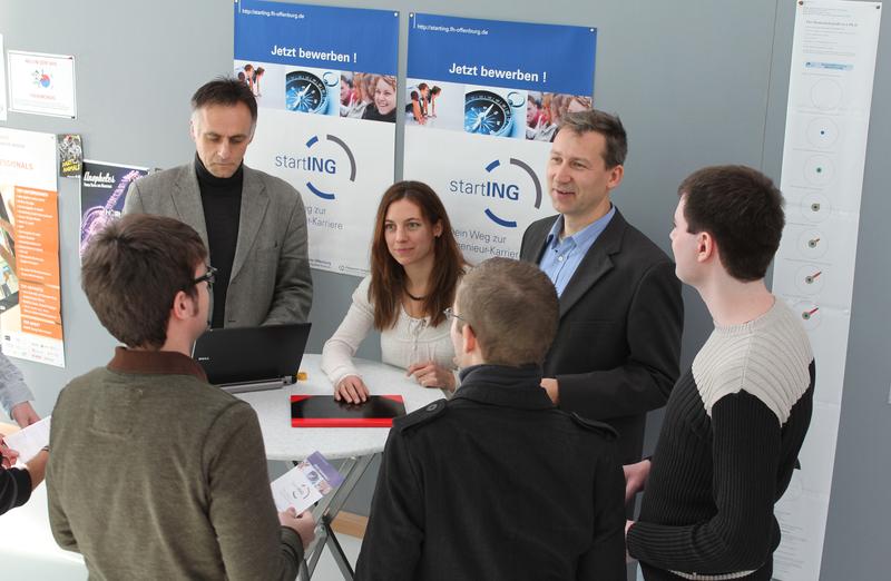 (v.l.n.r.) Prof. Dr. Josef Nerb und Julia Bräutigam von der PH Freiburg und Projektleiter Prof. Tobias Felhauer im Gespräch mit Studieninteressierten.