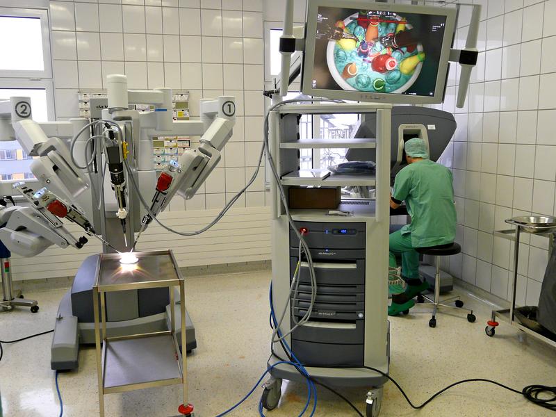 Gerade installiert im Jenaer OP: Das jüngste Modell des DaVinci-OP-Roboter, bestehend aus vier Greifarmen und einer Steuerkonsole (hinten rechts), von der aus der Operateur den Eingriff vornehmen kann.