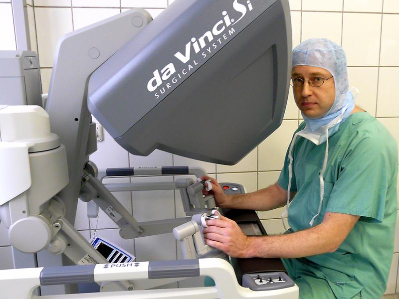 An dieser Steuerkonsole wird Prof. Dr. Marc-Oliver Grimm. Direktor der Urologie am UKJ, die Eingriffe mit dem neuen DaVinci-OP-Robotersystem vornehmen