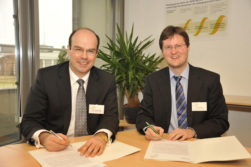 Michael Klein (l.), Generalsekretär acatech, und Peter Rösner, Geschäftsführer der Stiftung „Haus der kleinen Forscher“ bei der Unterzeichnung der Kooperations-Vereinbarung