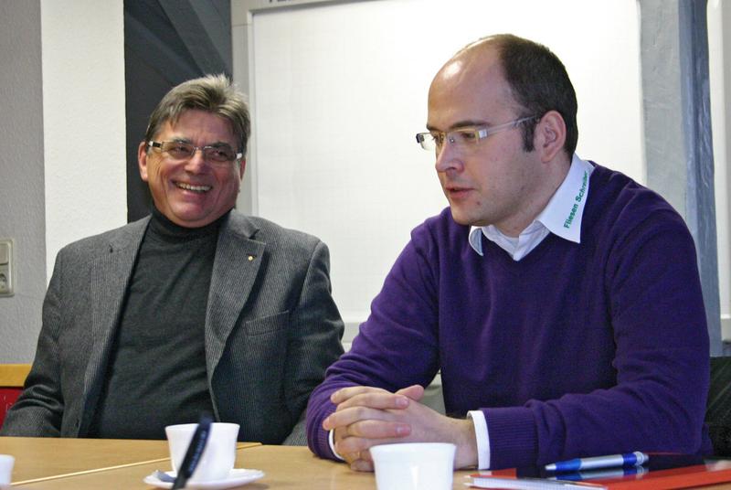 Unternehmensgründer Eberhard Schreiber (62) und der geschäftsführende Gesellschafter Peter Nitschke (36) von der Fliesen Schreiber GmbH in Rieder unterstützen Studierende der Hochschule Harz mit einem Deutschland-Stipendium.