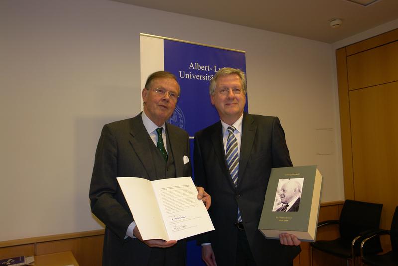 Ehrensenator Horst Weitzmann (links) und Rektor Hans-Jochen Schiewer 