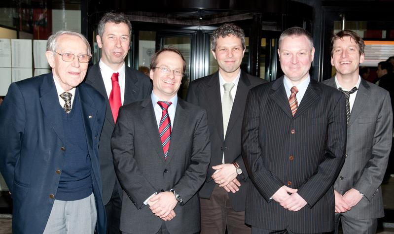 Die neuberufenen Professoren Gerhard Schratt, Jens Kockskämper, Robert Grosse, Carsten Culmsee und Moritz Bünemann (von rechts) mit Prof. i.R. Christian Reichardt 